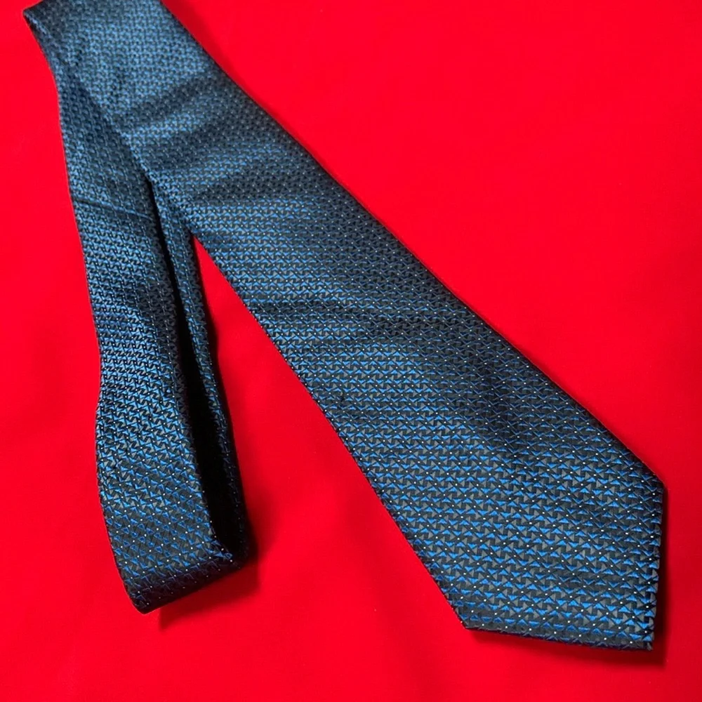 Primary youth skinny tie.
